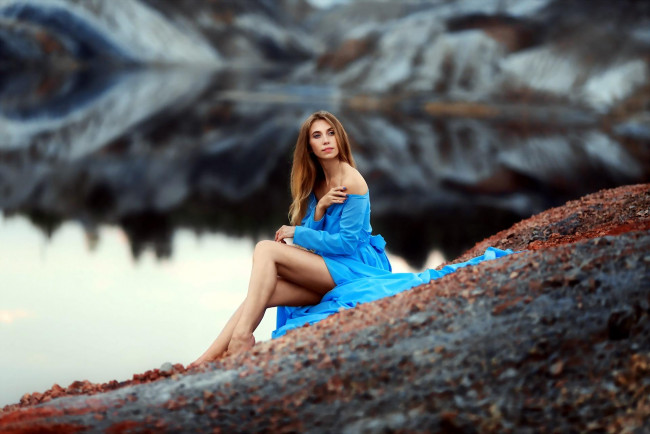 Обои картинки фото девушки, - рыжеволосые и разноцветные, рыжая, платье, скалы, озеро