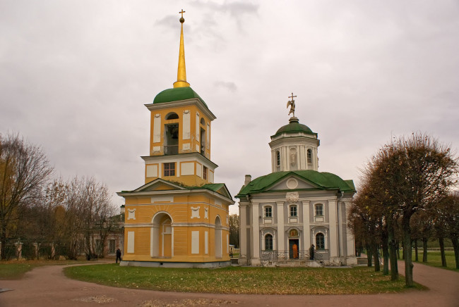 Обои картинки фото домовая, церковь, спаса, всемилостивого, колокольней, города, православные, церкви, монастыри, облака, деревья, трава