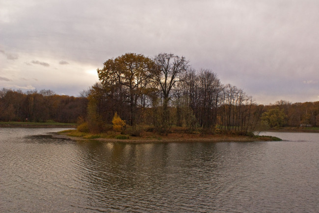 Обои картинки фото природа, реки, озера, тучи, озеро, остров, деревья