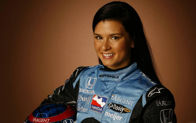 Обои картинки фото Danica Patrick, девушки, , , шлем, комбинезон, улыбка