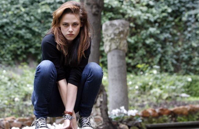 Обои картинки фото Kristen Stewart, девушки, актриса, джинсы, лес