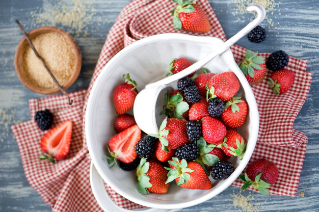 Обои картинки фото еда, фрукты,  ягоды, клубника, сахар, ежевика
