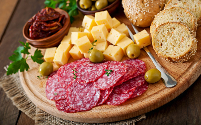Обои картинки фото еда, колбасные изделия, cheese, sausage, оливки, сыр, колбаса, булочка
