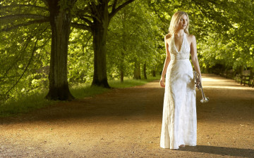Картинка девушки -+блондинки +светловолосые парк аллея блондинка белое платье труба