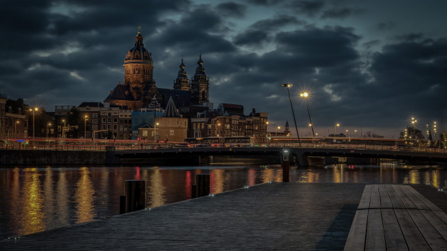 Обои картинки фото города, амстердам , нидерланды, мост, канал, собор, ночь