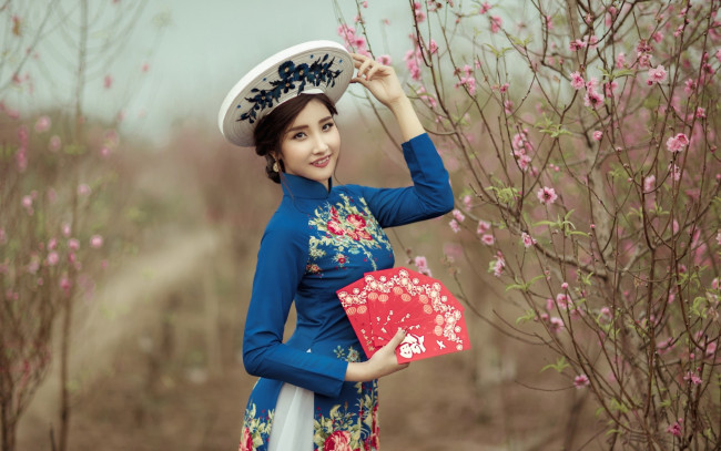 Обои картинки фото девушки, - азиатки, национальный, наряд, веер, шляпа