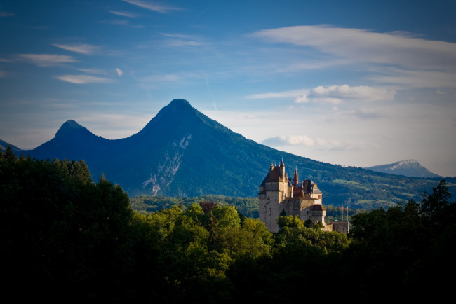 Обои картинки фото chateau de menthon-saint-bernard, города, замки франции, chateau, de, menthon-saint-bernard