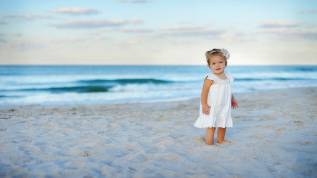 Обои картинки фото разное, дети, девочка, море, берег, пляж, песок