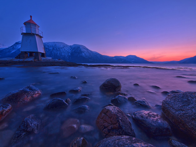 Обои картинки фото природа, маяки, norway, норвегия, море, камни, закат, горы
