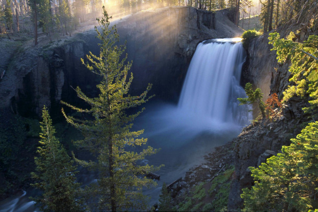Обои картинки фото природа, водопады, водопад, обрыв, река, свет, лес