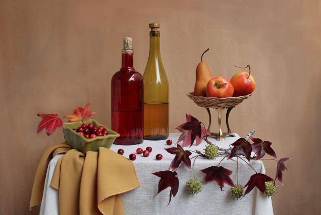 Обои картинки фото еда, натюрморт, бутылки, яблоко, груша, ягоды