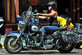 Картинка harley-davidson мотоциклы мото+с+девушкой девушка байк шлем сапоги