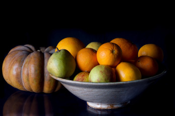 обоя еда, фрукты и овощи вместе, миска, апельсины, яблоки, груша, тыква