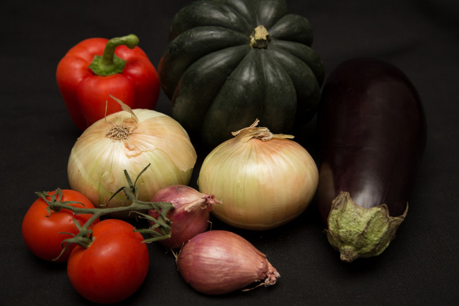 Обои картинки фото еда, овощи, тыква, баклажан, лук, перец, томаты