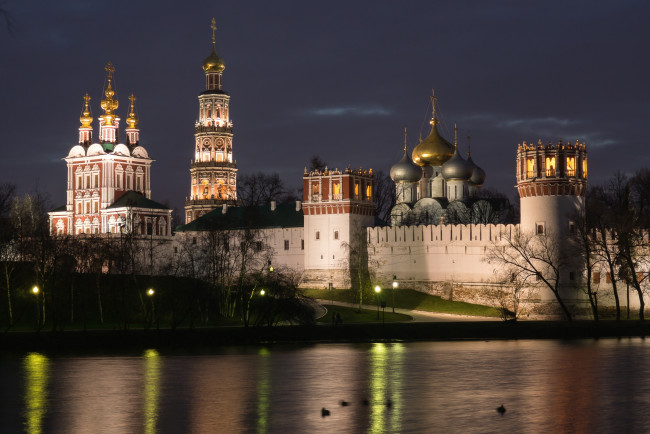 Обои картинки фото новодевичий монастырь, города, - православные церкви,  монастыри, отражение, ночь, река, москва