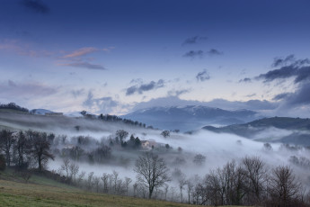 Картинка природа горы облака небо дом туман осень