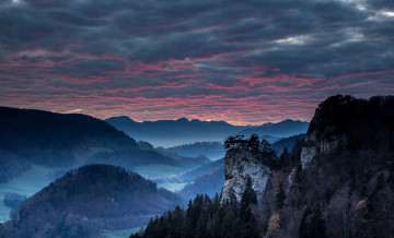 Картинка природа горы долина деревья скалы вечер тучи небо