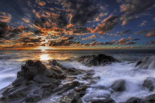 Обои картинки фото природа, восходы, закаты, рассвет, горизонт, тучи, волны, океан, скалы