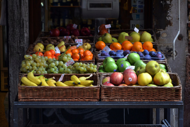 Обои картинки фото еда, фрукты,  ягоды, прилавок