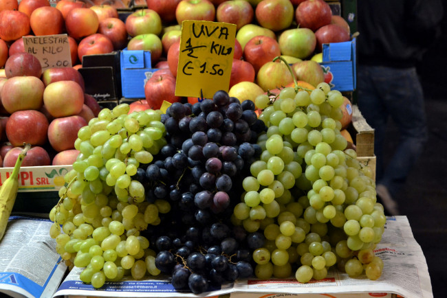 Обои картинки фото еда, виноград, прилавок