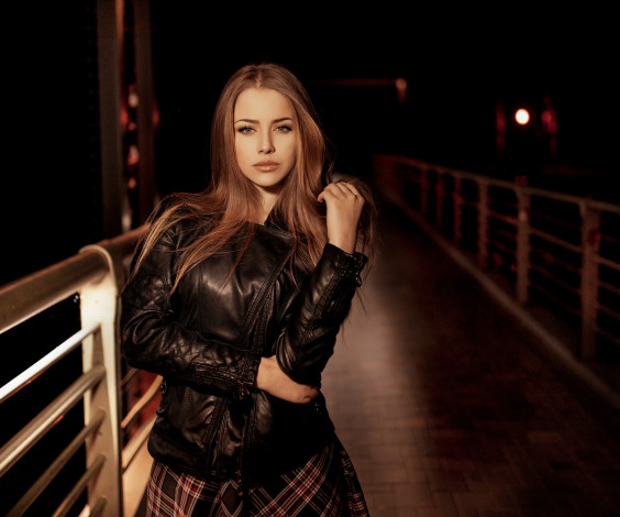 Обои картинки фото девушка на мосту, девушки, -unsort , брюнетки, темноволосые, ночь, women, куртка, leather, jackets, looking, at, viewer, brunette, model, alexandra, danilova, мост