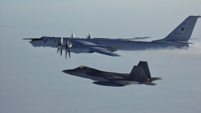 Обои картинки фото авиация, боевые самолёты, f22, tu142, военная, вмф, россии, ввс, сша