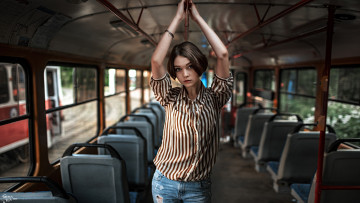 Картинка девушки olya+pushkina короткие волосы автобусы георгий чернядьев брюнетка смотрит на зрителя оля пушкина рваные джинсы трамвай транспортное средство стоит руки вверх