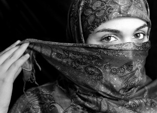 Картинка разное глаза платок девушка мусульманка фото
