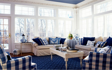 Картинка интерьер веранды террасы балконы диван стиль синий белый клетка стол кресло комната квартира дизайн