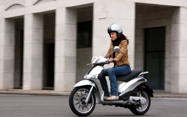 Обои картинки фото мотоциклы, мото, девушкой, мотоцикл, piaggio, девушка