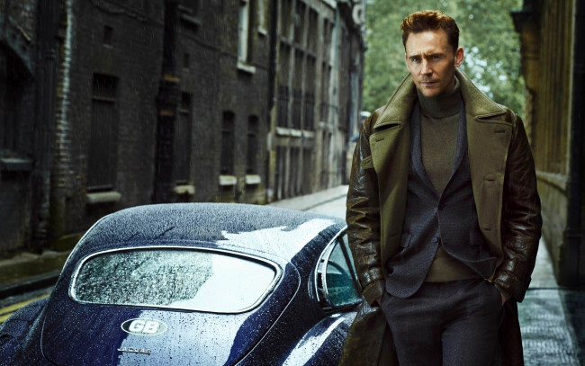 Обои картинки фото мужчины, tom hiddleston, tom, hiddleston, дорога, автомобиль, мужчина