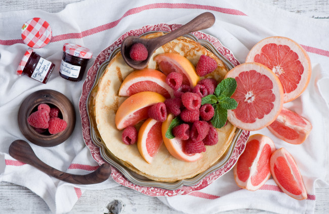 Обои картинки фото еда, блины,  оладьи, малина, грейпфрут