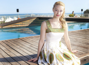 обоя девушки, sarah gadon, причал, море, сарафан, улыбка, актриса, блондинка