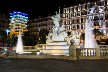 обоя place de la libert&, 233,  toulon, города, - фонтаны, фонтаны, статуя, площадь, ночь