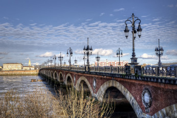 Картинка le+pont+de+pierre+sur+la+garonne города -+мосты облака фонари мост река