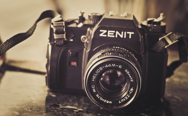 Обои картинки фото старый фотоаппарат зенит, бренды, zenith, старый, фотоаппарат, зенит, раритет
