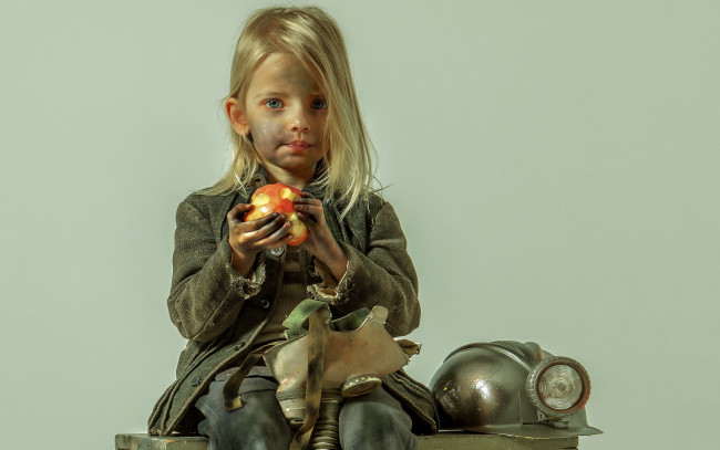 Обои картинки фото кино фильмы, the hunger games,  mockingjay - part 1, яблоко, девочка