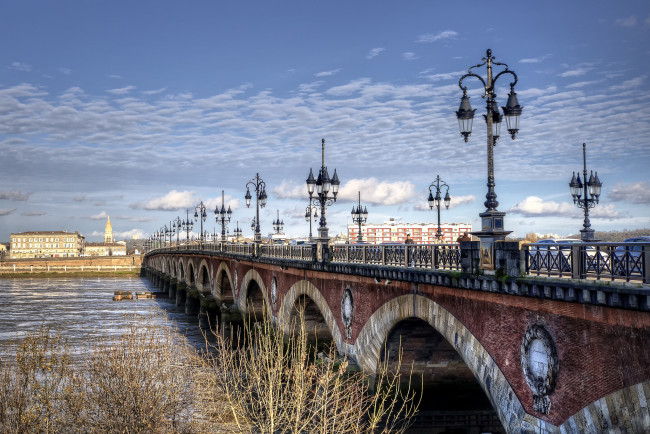 Обои картинки фото le pont de pierre sur la garonne, города, - мосты, облака, фонари, мост, река