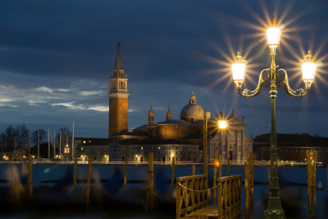 Обои картинки фото venice, города, венеция , италия, огни, фонарь, канал, ночь