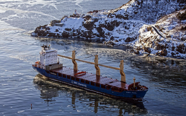 Обои картинки фото корабли, грузовые суда, море, лед, судно, скалы, маяк, берег, снег, север