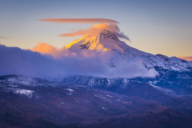 Обои картинки фото природа, горы, вершина, зима, снег, облако, деревья, гора