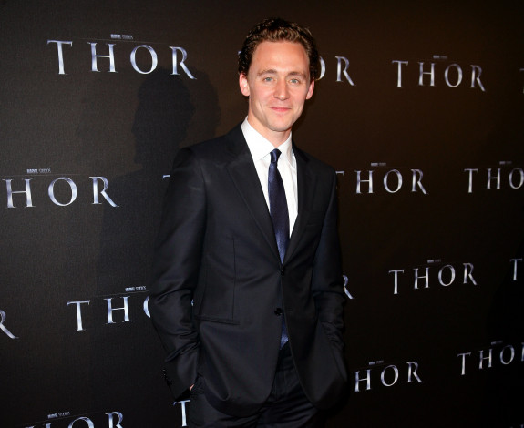 Обои картинки фото мужчины, tom hiddleston, улыбка, галстук, костюм