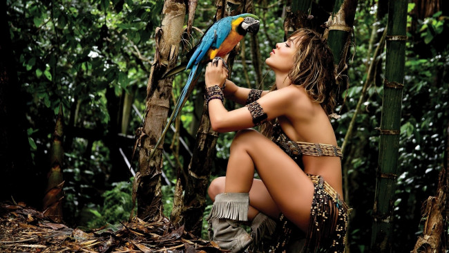 Обои картинки фото девушки, -unsort , брюнетки,  шатенки, девушка, брюнетка, амазонка, джунгли, попугай, ара