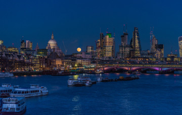 обоя города, лондон , великобритания, река, небо, ночь, огни, луна, суда, лондон, англия, дома, мост