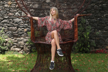 Картинка девушки -+блондинки +светловолосые блондинка каменная стена плетеное кресло