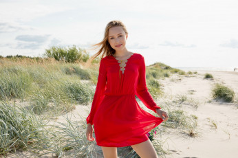 Картинка девушки -+рыжеволосые+и+разноцветные дюны улыбка алое платье мини