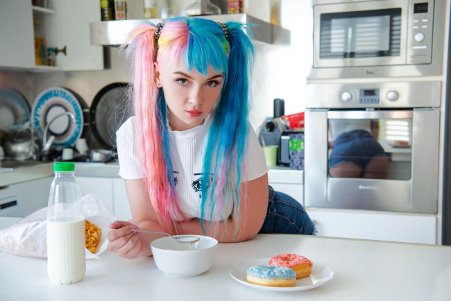 Обои картинки фото девушки, - рыжеволосые и разноцветные, молоко, пончики, пирсинг, mimo
