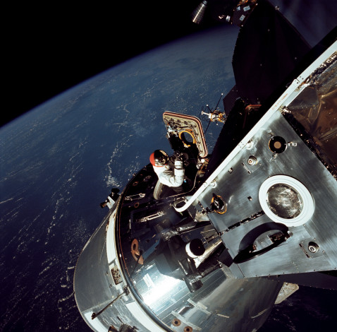 Обои картинки фото космос, космические, корабли, станции, земля, nasa, apollo, 9, астронавт
