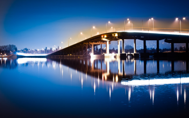 Обои картинки фото города, мосты, вода, огни, озеро, фонари, ночь