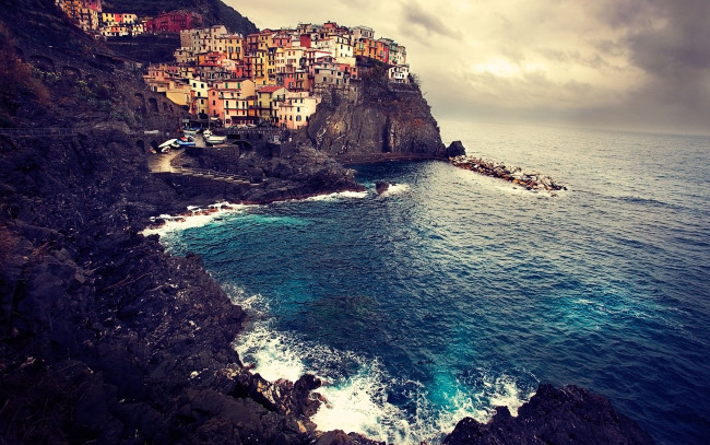 Обои картинки фото manarola, italy, города, амальфийское, лигурийское, побережье, италия, скалы, здания, море